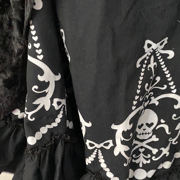 Elegant Black and Red Dress - Picture 4 of 4